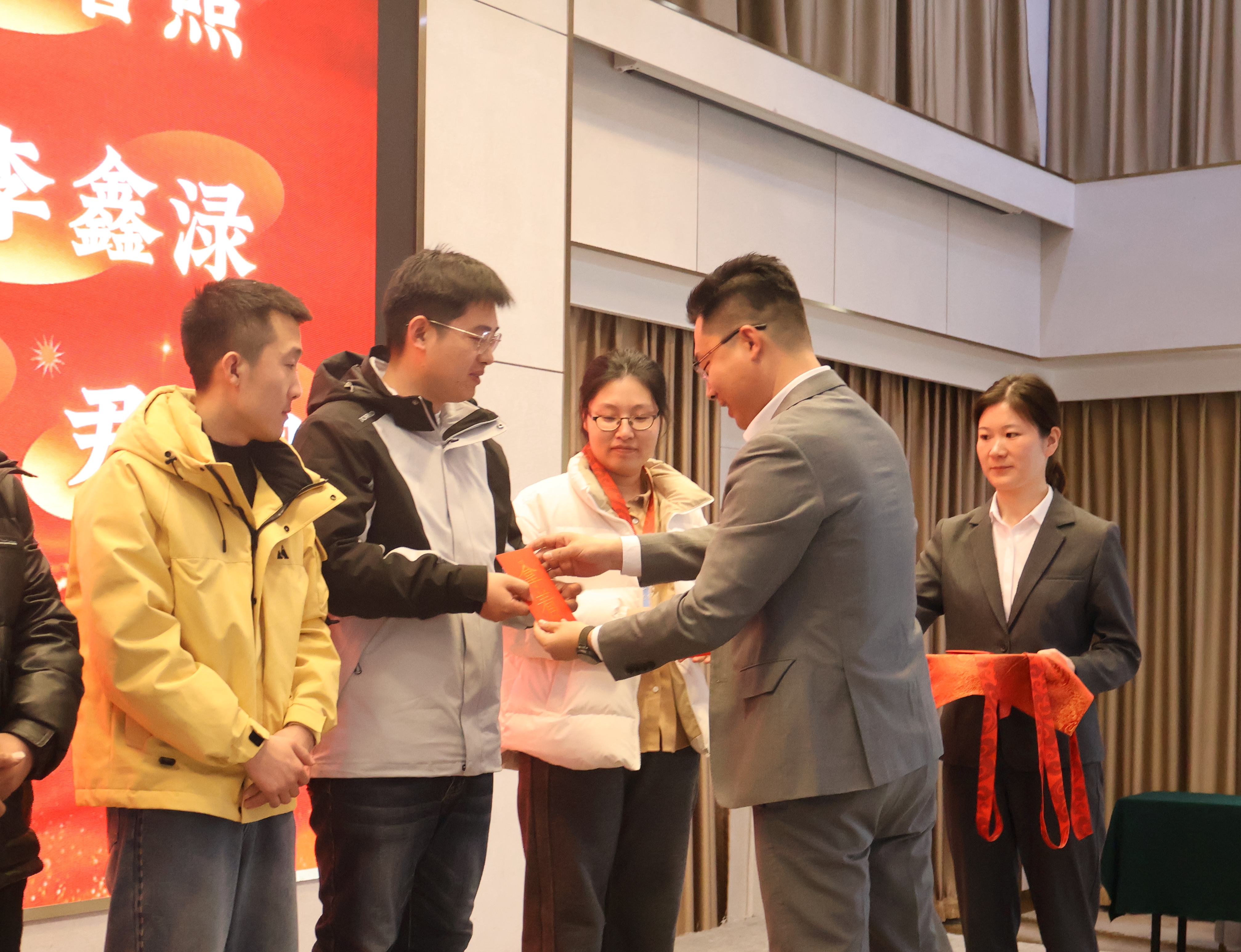 麻豆视频免费版在线观看2025年年会颁奖仪式